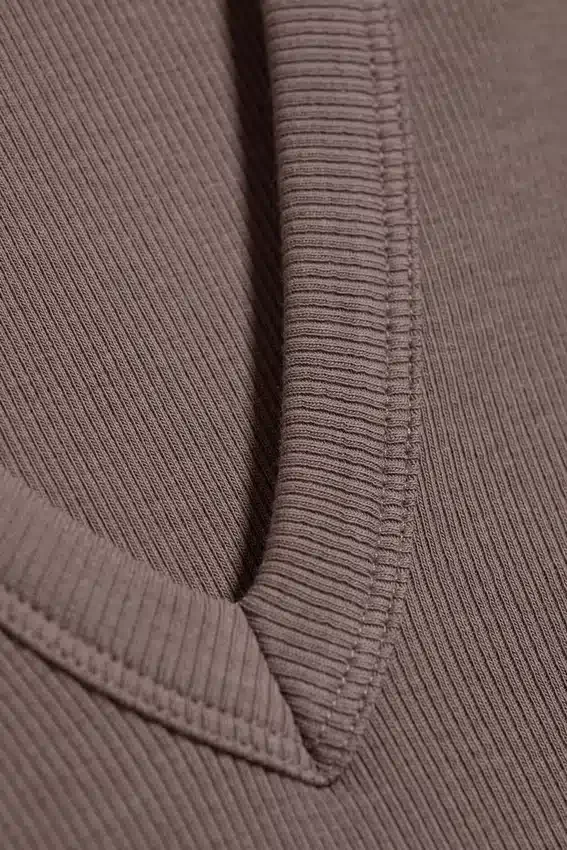 Geripptes Tanktop mit V-Ausschnitt – Dusty Plum Geripptes Tanktop mit V-Ausschnitt – Dusty Plum