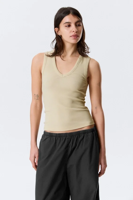 Geripptes Tanktop mit V-Ausschnitt – Hellbeige Geripptes Tanktop mit V-Ausschnitt – Hellbeige
