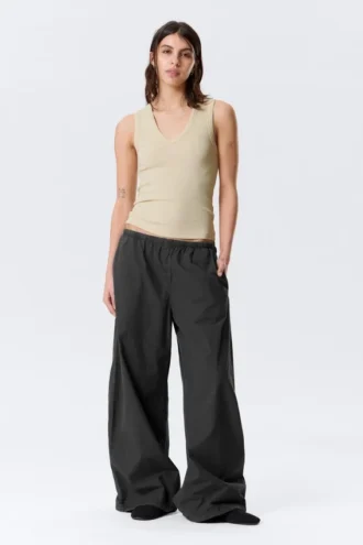 Geripptes Tanktop mit V-Ausschnitt – Hellbeige