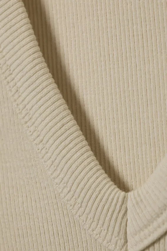 Geripptes Tanktop mit V-Ausschnitt – Hellbeige Geripptes Tanktop mit V-Ausschnitt – Hellbeige