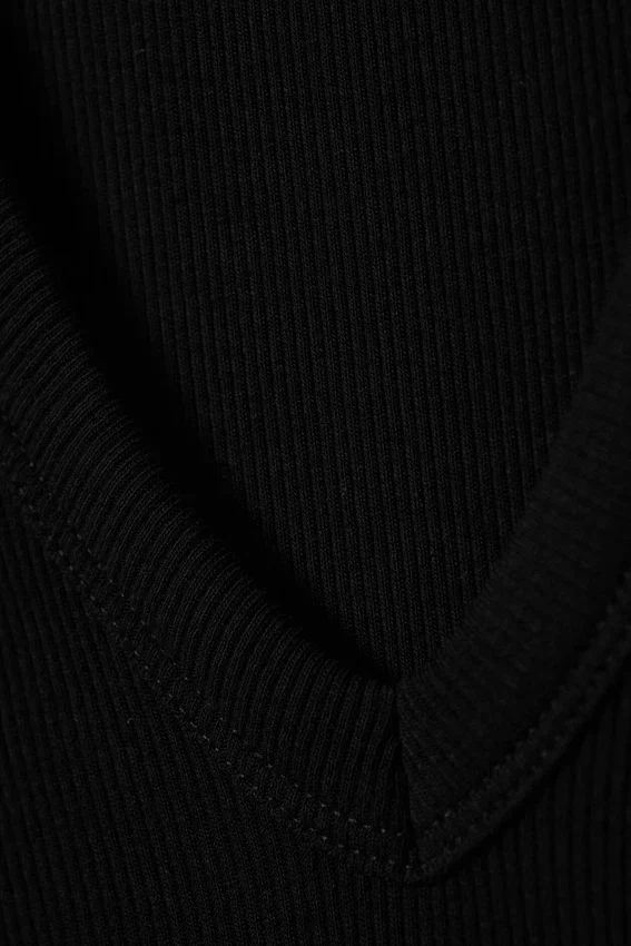 Geripptes Tanktop mit V-Ausschnitt – Schwarz Geripptes Tanktop mit V-Ausschnitt – Schwarz