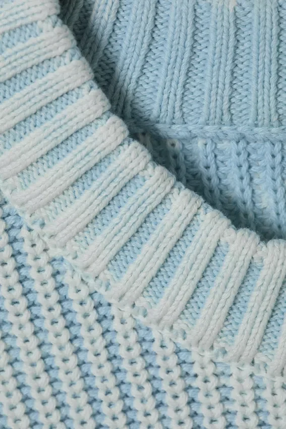 Geschrumpfter Strickpullover aus Baumwolle – gewaschen, hellblau Geschrumpfter Strickpullover aus Baumwolle – gewaschen, hellblau