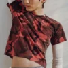 Geschrumpftes doppellagiges T-Shirt – Rotes Camouflage Geschrumpftes doppellagiges T-Shirt – Rotes Camouflage