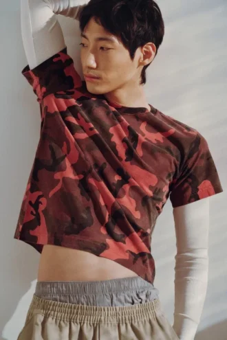Geschrumpftes doppellagiges T-Shirt – Rotes Camouflage