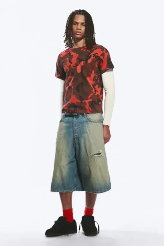 Geschrumpftes doppellagiges T-Shirt – Rotes Camouflage