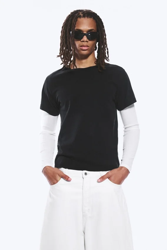 Geschrumpftes, doppellagiges T-Shirt – Schwarz & Weiß Geschrumpftes, doppellagiges T-Shirt – Schwarz & Weiß