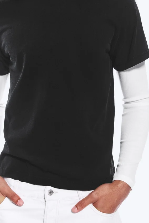 Geschrumpftes, doppellagiges T-Shirt – Schwarz & Weiß Geschrumpftes, doppellagiges T-Shirt – Schwarz & Weiß