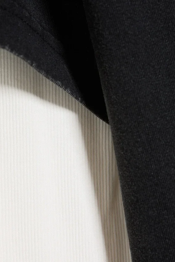 Geschrumpftes, doppellagiges T-Shirt – Schwarz & Weiß Geschrumpftes, doppellagiges T-Shirt – Schwarz & Weiß