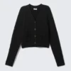 Gestreifte Strickjacke mit V-Ausschnitt – Schwarz Gestreifte Strickjacke mit V-Ausschnitt – Schwarz