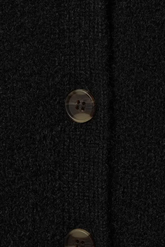 Gestreifte Strickjacke mit V-Ausschnitt – Schwarz Gestreifte Strickjacke mit V-Ausschnitt – Schwarz