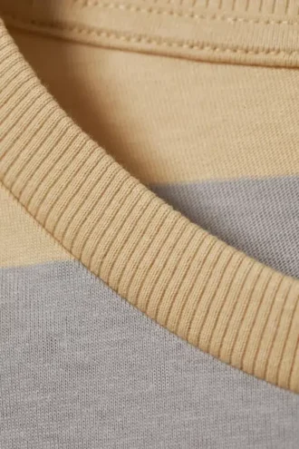 Gestreiftes Minikleid mit langen Ärmeln – beige-graue Streifen