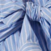 Gestreiftes, schulterfreies Hemd mit Bindeband vorne – gestreift in Blau und Rosa Gestreiftes, schulterfreies Hemd mit Bindeband vorne – gestreift in Blau und Rosa