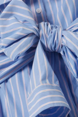 Gestreiftes, schulterfreies Hemd mit Bindeband vorne – gestreift in Blau und Rosa Gestreiftes, schulterfreies Hemd mit Bindeband vorne – gestreift in Blau und Rosa
