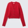 Gestreite Strickjacke mit V-Ausschnitt – leuchtend rot Gestreite Strickjacke mit V-Ausschnitt – leuchtend rot