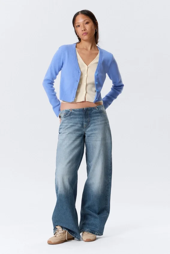 Gestrickte, doppellagige Strickjacke mit V-Ausschnitt – Blau/Creme Gestrickte, doppellagige Strickjacke mit V-Ausschnitt – Blau/Creme