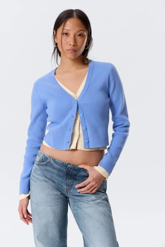 Gestrickte, doppellagige Strickjacke mit V-Ausschnitt – Blau/Creme Gestrickte, doppellagige Strickjacke mit V-Ausschnitt – Blau/Creme