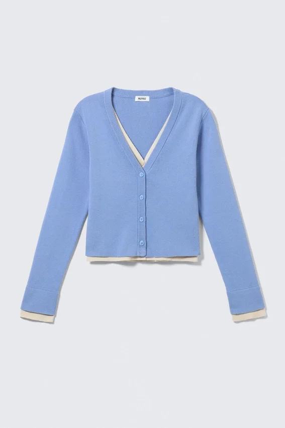 Gestrickte, doppellagige Strickjacke mit V-Ausschnitt – Blau/Creme Gestrickte, doppellagige Strickjacke mit V-Ausschnitt – Blau/Creme
