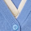 Gestrickte, doppellagige Strickjacke mit V-Ausschnitt – Blau/Creme Gestrickte, doppellagige Strickjacke mit V-Ausschnitt – Blau/Creme