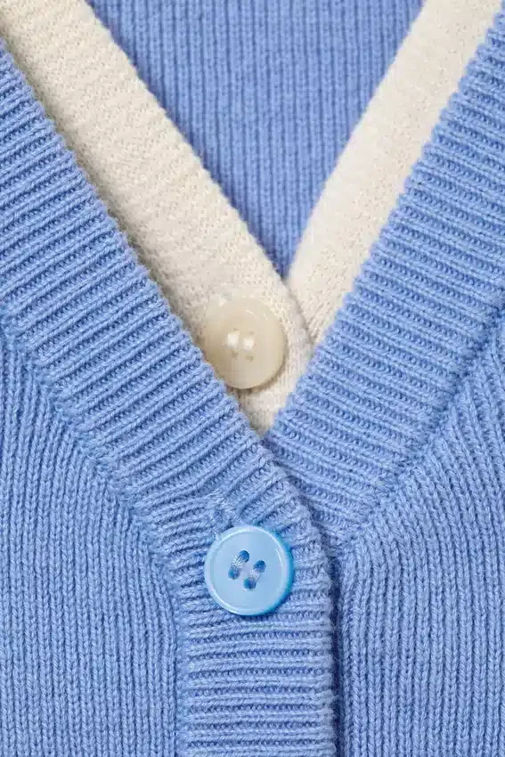 Gestrickte, doppellagige Strickjacke mit V-Ausschnitt – Blau/Creme Gestrickte, doppellagige Strickjacke mit V-Ausschnitt – Blau/Creme