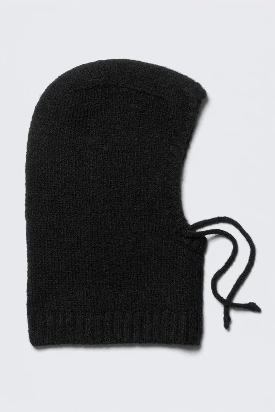 Gestrickte Kapuze mit Fellbesatz – Schwarz Gestrickte Kapuze mit Fellbesatz – Schwarz