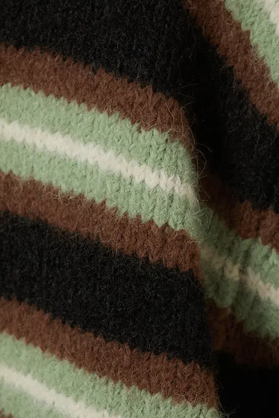 Gestrickte Strickjacke mit Knopfleiste – Braun/Schwarz/Grün gestreift Gestrickte Strickjacke mit Knopfleiste – Braun/Schwarz/Grün gestreift