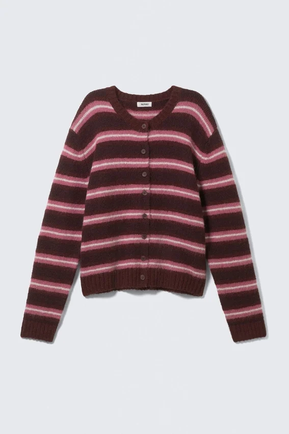 Gestrickte Strickjacke mit Knöpfen – dunkelrote und rosa Streifen Gestrickte Strickjacke mit Knöpfen – dunkelrote und rosa Streifen