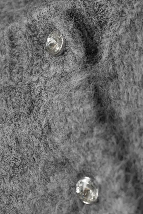 Gestrickte Strickjacke mit Knöpfen und gebürsteter Oberfläche – Grau meliert Gestrickte Strickjacke mit Knöpfen und gebürsteter Oberfläche – Grau meliert