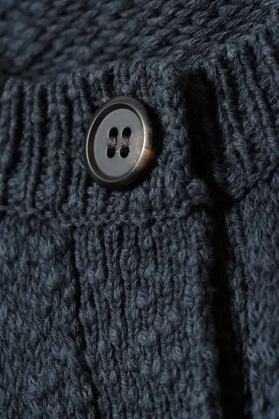 Gestrickte Weste mit Einreiher-Schluss – Dunkelblau Gestrickte Weste mit Einreiher-Schluss – Dunkelblau