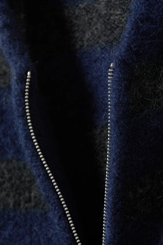 Gestrickter Kapuzenpullover aus Wollmischung mit Reißverschluss – Blau-grau gestreift Gestrickter Kapuzenpullover aus Wollmischung mit Reißverschluss – Blau-grau gestreift