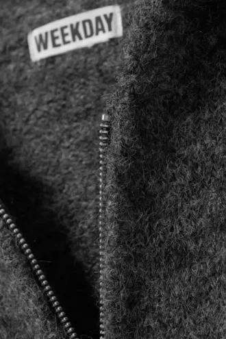 Gestrickter, kastenförmiger Kapuzenpullover aus Wollmischung mit Reißverschluss – Dunkelgrau
