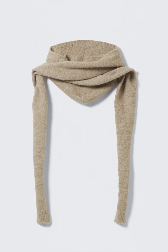 Gestrickter Schal mit Kapuze – Beige Gestrickter Schal mit Kapuze – Beige