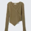 Gestrickter, wickelartiger Pullover mit asymmetrischem V-Ausschnitt – Dunkelkhaki-Grün Gestrickter, wickelartiger Pullover mit asymmetrischem V-Ausschnitt – Dunkelkhaki-Grün