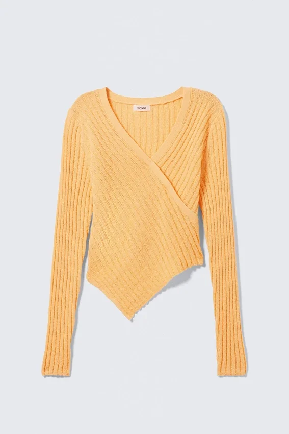 Gestrickter, wickelartiger Pullover mit asymmetrischem V-Ausschnitt – Gelb Gestrickter, wickelartiger Pullover mit asymmetrischem V-Ausschnitt – Gelb