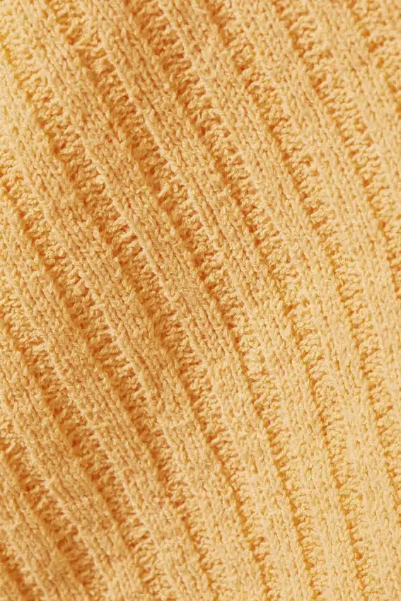 Gestrickter, wickelartiger Pullover mit asymmetrischem V-Ausschnitt – Gelb Gestrickter, wickelartiger Pullover mit asymmetrischem V-Ausschnitt – Gelb