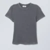 Gewaschenes, tailliertes T-Shirt – Bleichgewaschenes Staubblau