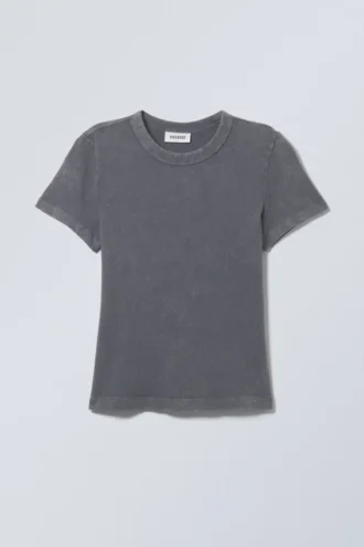 Gewaschenes, tailliertes T-Shirt – Bleichgewaschenes Staubblau