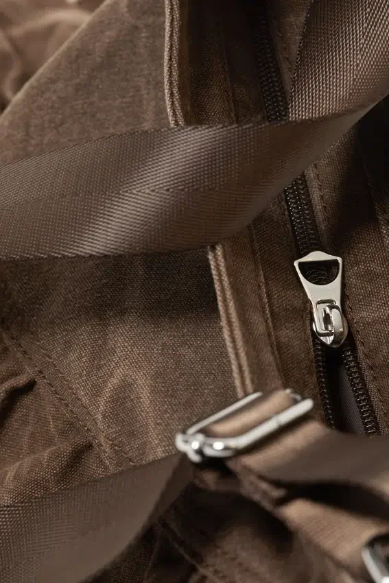 Handtasche aus Baumwoll-Canvas mit Rüschen – gewaschenes Dunkelbraun Handtasche aus Baumwoll-Canvas mit Rüschen – gewaschenes Dunkelbraun