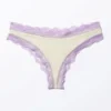 Hipster-Slip mit niedriger Taille und Spitze – Off-White & Lila Hipster-Slip mit niedriger Taille und Spitze – Off-White & Lila