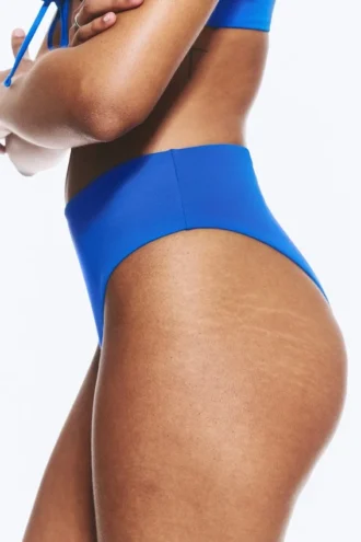 Hoch geschnittene Bikinihose im brasilianischen Stil – Hellblau