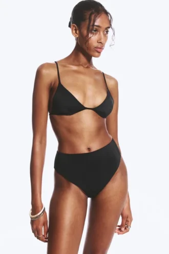Hoch geschnittene Bikinihose im brasilianischen Stil – Schwarz