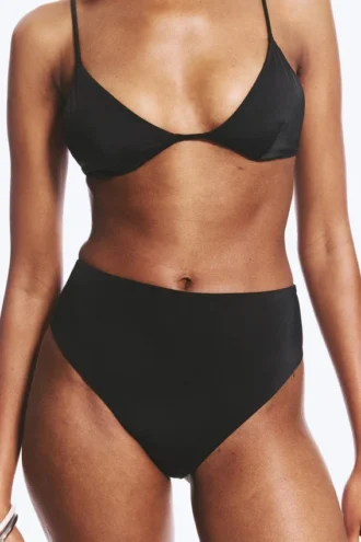 Hoch geschnittene Bikinihose im brasilianischen Stil – Schwarz