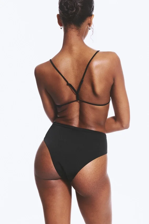 Hoch geschnittene Bikinihose im brasilianischen Stil – Schwarz Hoch geschnittene Bikinihose im brasilianischen Stil – Schwarz