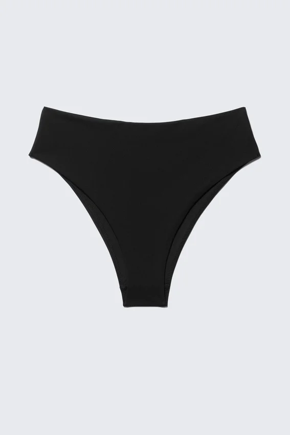 Hoch geschnittene Bikinihose im brasilianischen Stil – Schwarz Hoch geschnittene Bikinihose im brasilianischen Stil – Schwarz