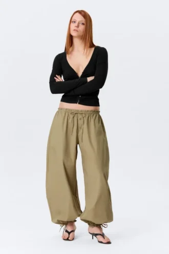 Hose mit niedriger Leibhöhe, Rüschen und Kordelzug – Hellkhaki-Grün Hose mit niedriger Leibhöhe, Rüschen und Kordelzug – Hellkhaki-Grün