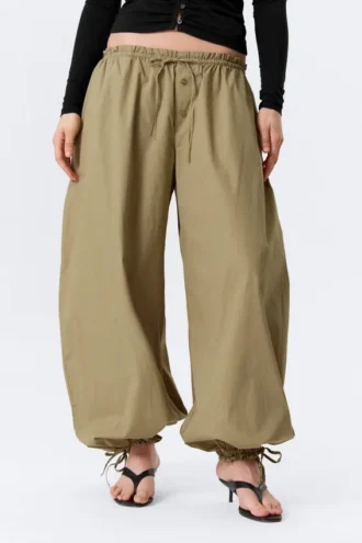 Hose mit niedriger Leibhöhe, Rüschen und Kordelzug – Hellkhaki-Grün Hose mit niedriger Leibhöhe, Rüschen und Kordelzug – Hellkhaki-Grün