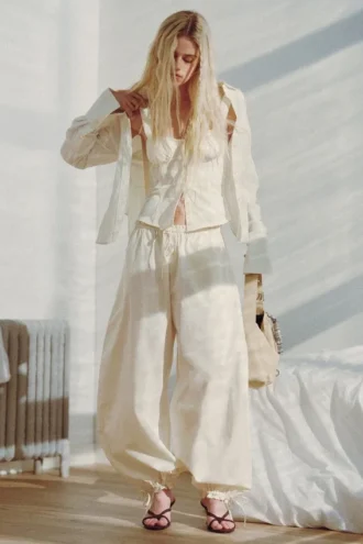 Hose mit niedriger Leibhöhe, Rüschen und Kordelzug – Off-White Hose mit niedriger Leibhöhe, Rüschen und Kordelzug – Off-White