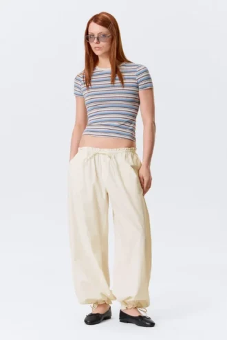 Hose mit niedriger Leibhöhe, Rüschen und Kordelzug – Off-White Hose mit niedriger Leibhöhe, Rüschen und Kordelzug – Off-White