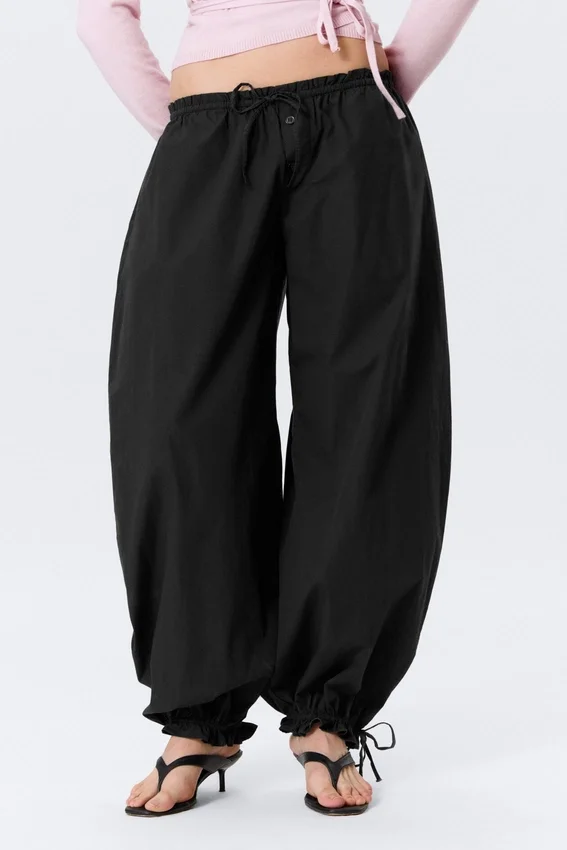 Hose mit niedriger Leibhöhe, Rüschen und Kordelzug – Schwarz Hose mit niedriger Leibhöhe, Rüschen und Kordelzug – Schwarz
