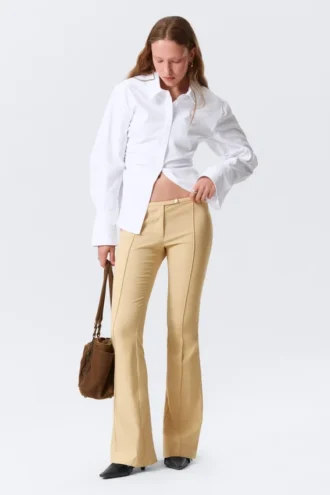 Hose mit niedriger Leibhöhe, schmalem Schnitt und ausgestelltem Bein – Beige Hose mit niedriger Leibhöhe, schmalem Schnitt und ausgestelltem Bein – Beige