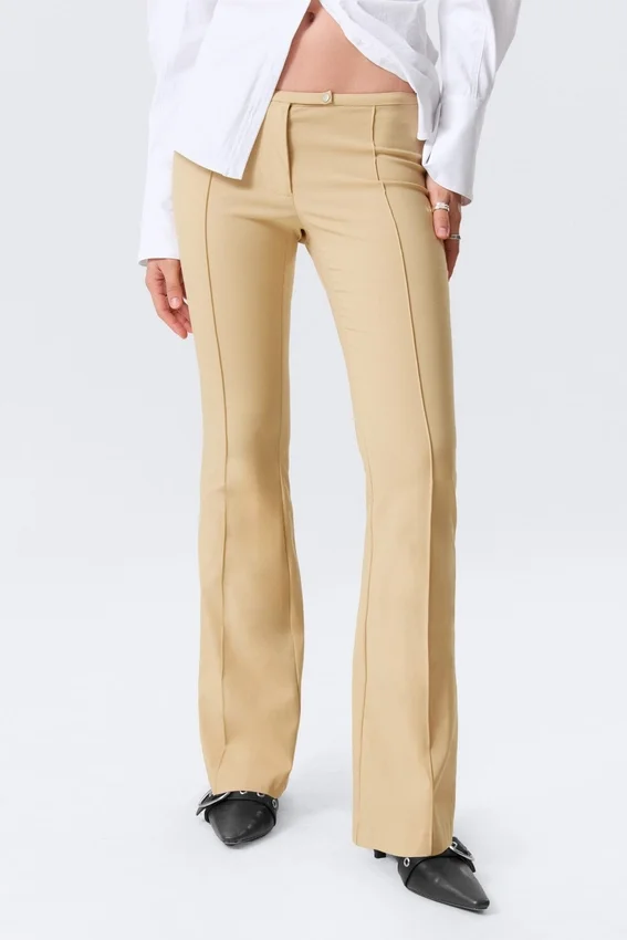 Hose mit niedriger Leibhöhe, schmalem Schnitt und ausgestelltem Bein – Beige Hose mit niedriger Leibhöhe, schmalem Schnitt und ausgestelltem Bein – Beige